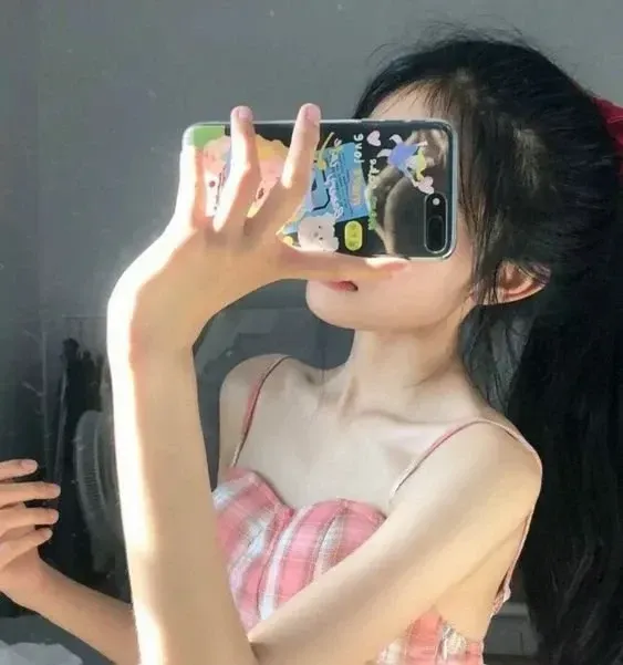 gái xinh che mặt ảnh avatar đẹp cho con gái