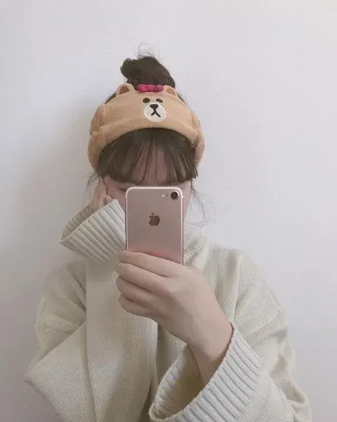 gái cute che mặt