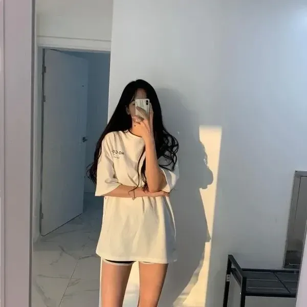 Gái xinh đẹp che mặt với thần thái đầy lôi cuốn và bí ẩn