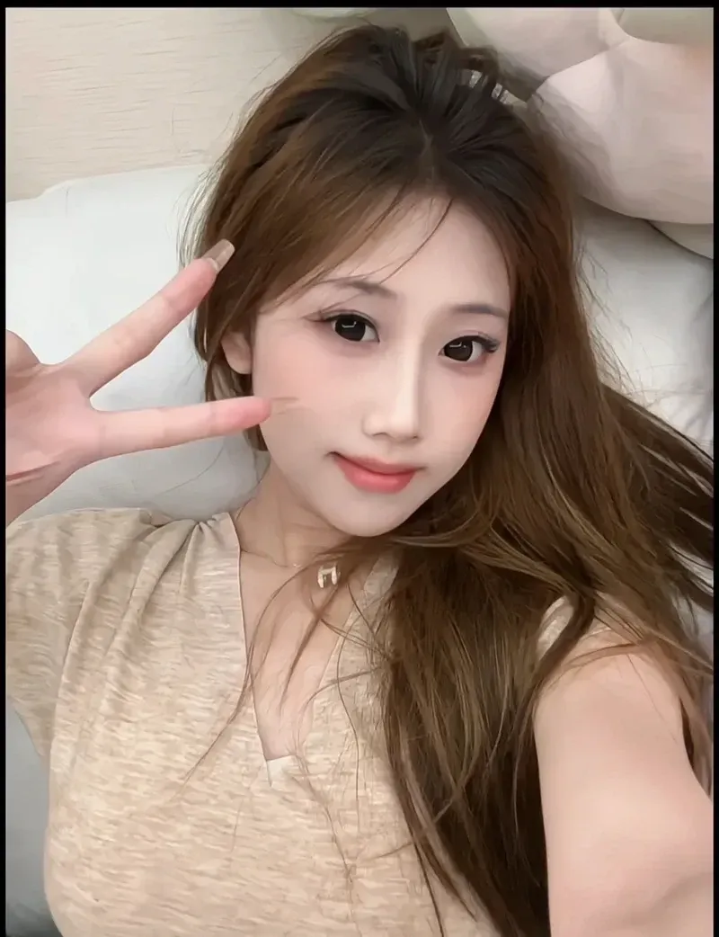 Douyin gái tỏa sáng với vẻ đẹp thuần khiết và tự nhiên, cuốn hút.