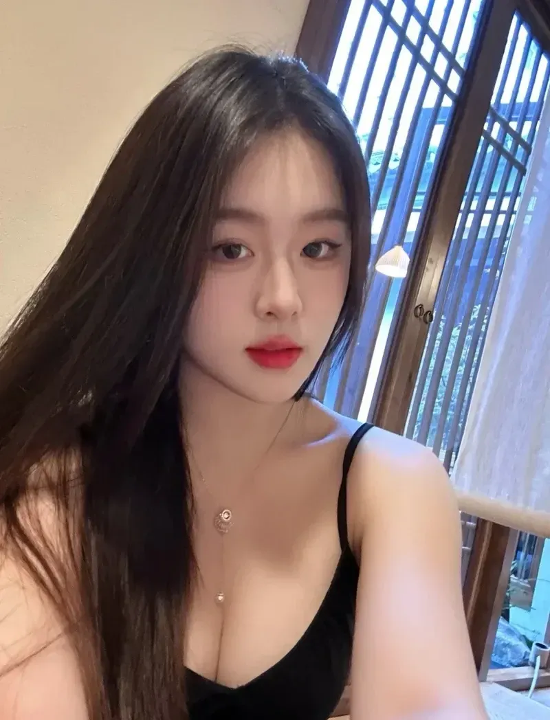 FB gái đẹp tỏa sáng với vẻ đẹp thu hút và cuốn hút mọi ánh nhìn.