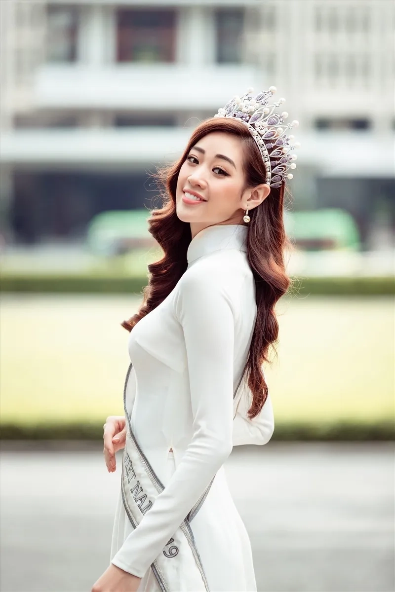 Khánh Vân mặc áo dài trắng làm nổi bật nét duyên dáng của người phụ nữ Việt