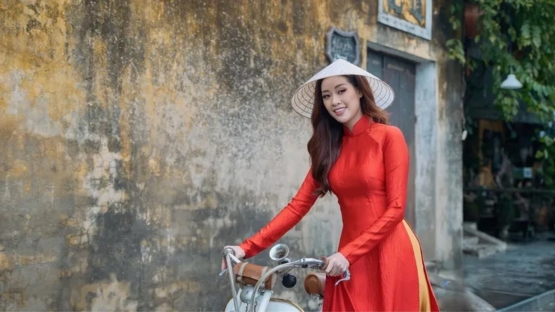 Khánh Vân áo dài trắng mang lại sự nhẹ nhàng và thanh thoát trong từng khoảnh khắc