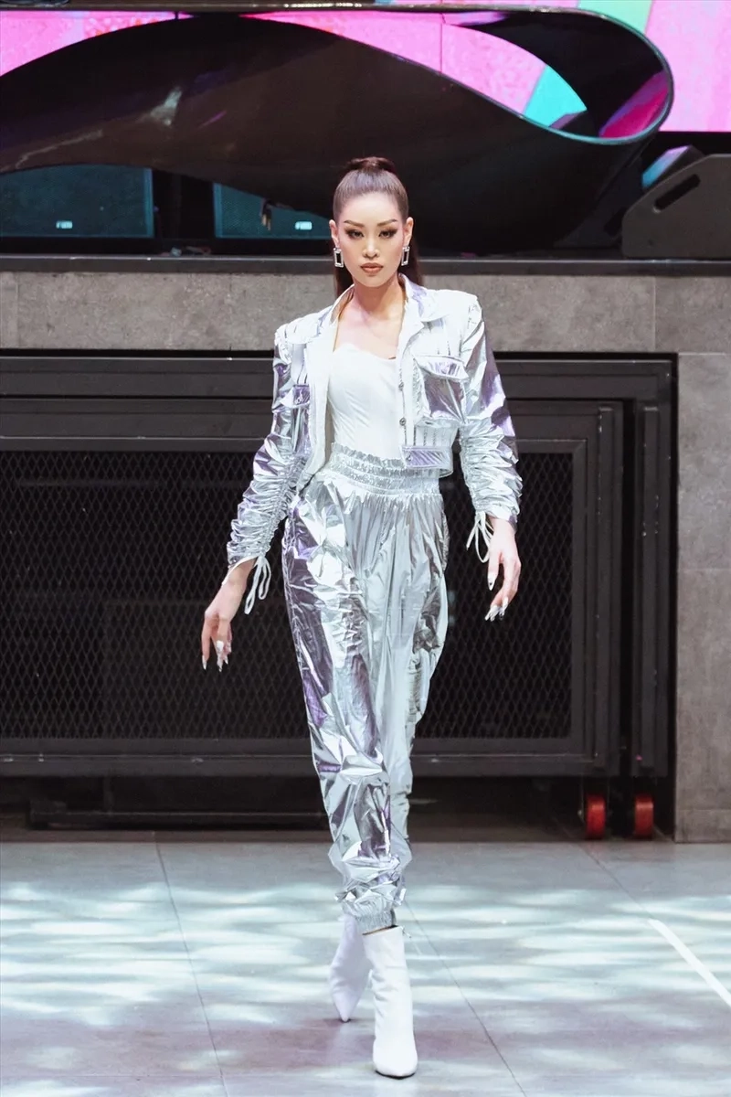 Khánh Vân catwalk thể hiện sự tự tin và phong thái chuyên nghiệp
