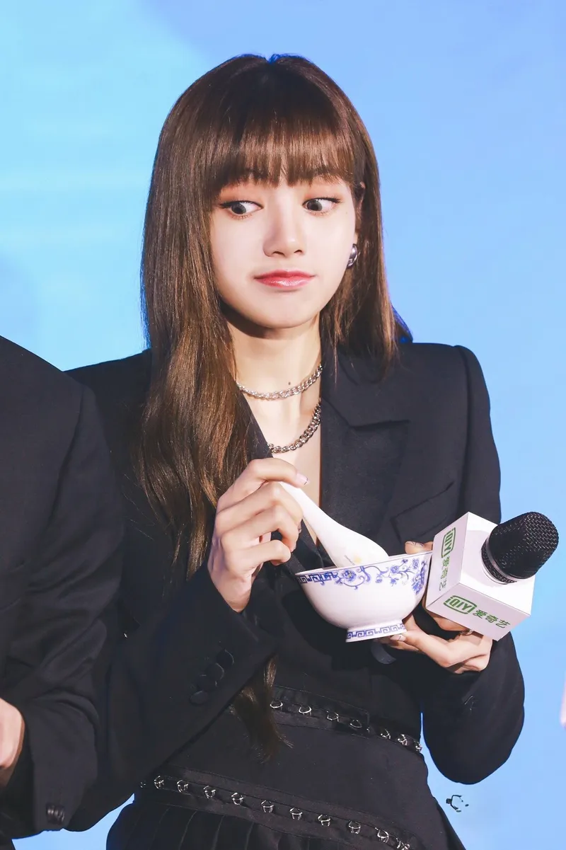 Blackpink meme Lisa mang đến những biểu cảm ngộ nghĩnh khiến fan vô cùng thích thú!