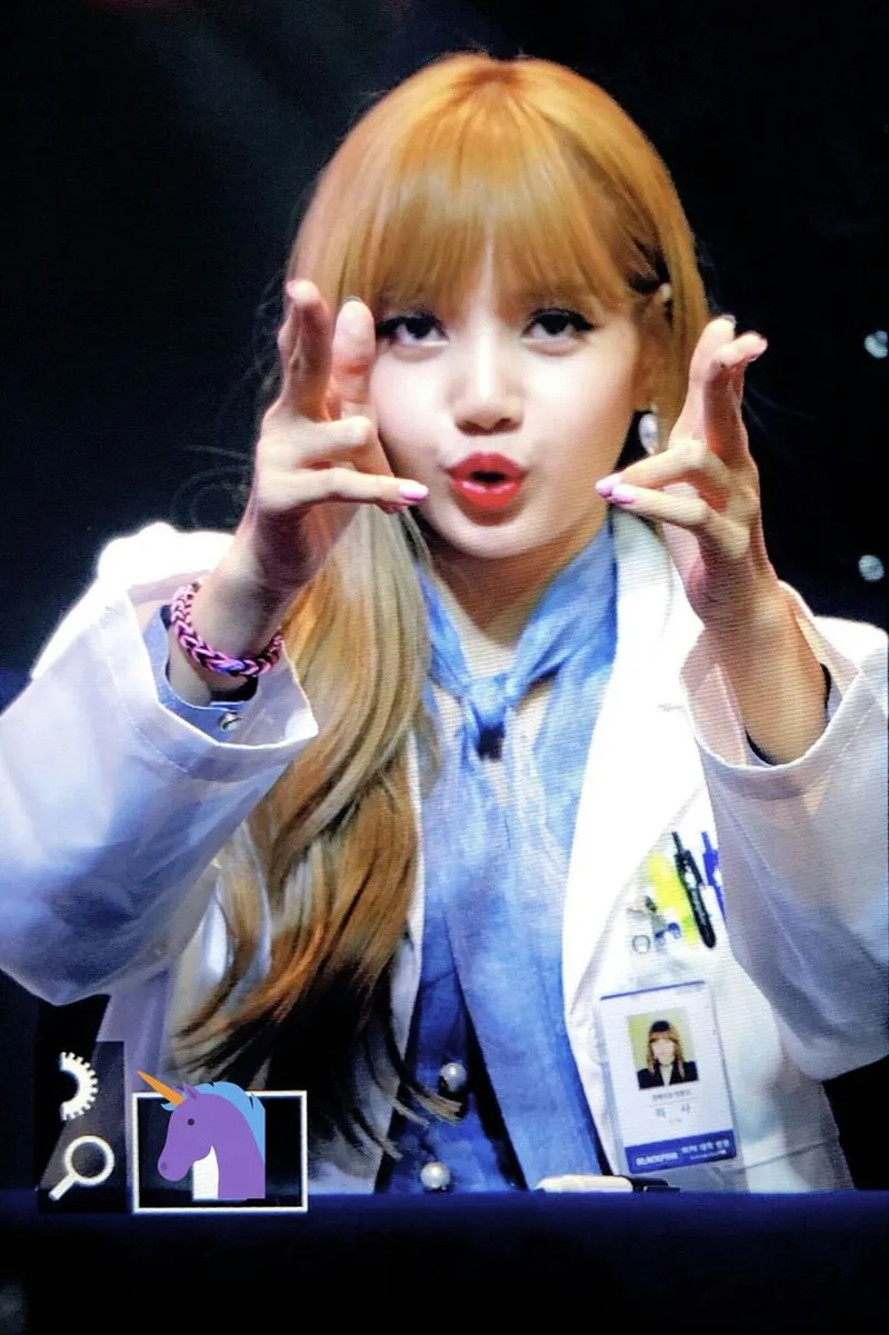 Meme Lisa Blackpink luôn là điểm sáng nhờ vào phong cách và biểu cảm siêu dễ thương của cô nàng!
