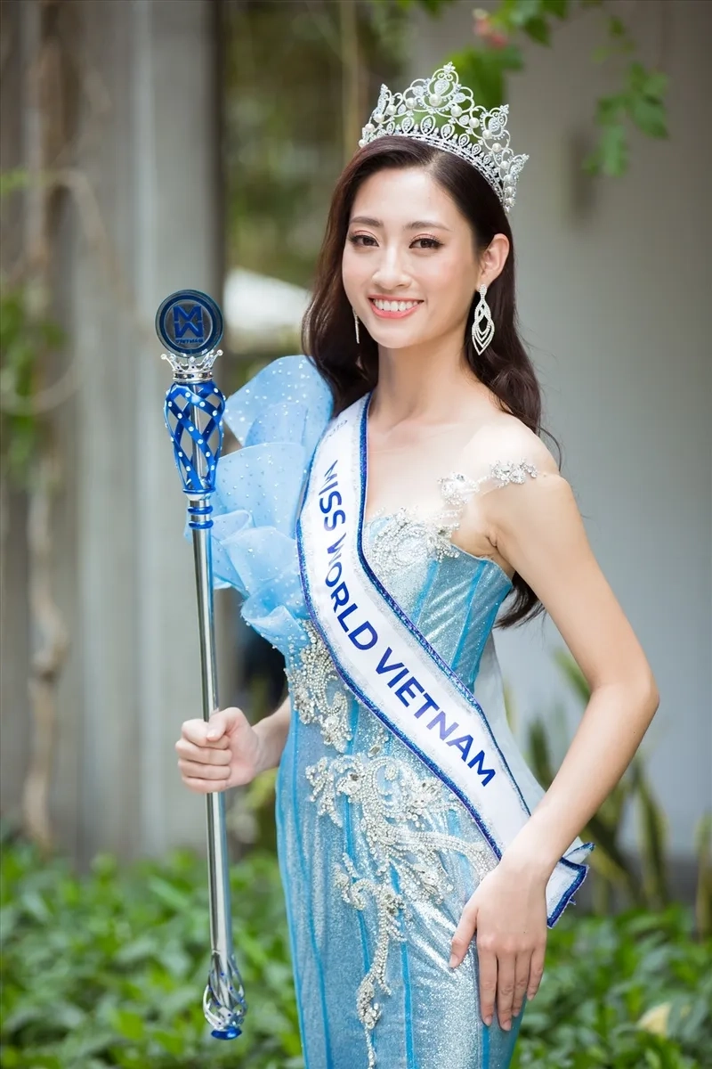 Hoa hậu chân dài 1m22 luôn thu hút mọi ánh nhìn với thần thái cuốn hút