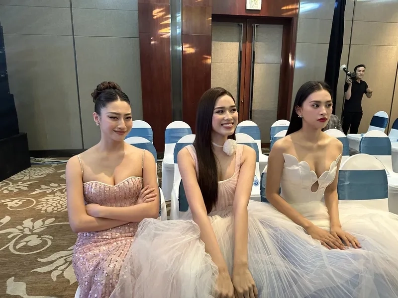 Hoa hậu Lương Thùy Linh nói tiếng Anh lưu loát và tự tin trong giao tiếp