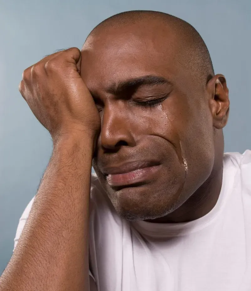 Đừng bỏ lỡ meme anh da đen khóc, đầy cảm xúc nhưng không kém phần dễ thương.