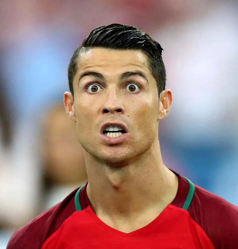 Meme Messi khóc thể hiện sự cảm xúc trong bóng đá cực hài hước.