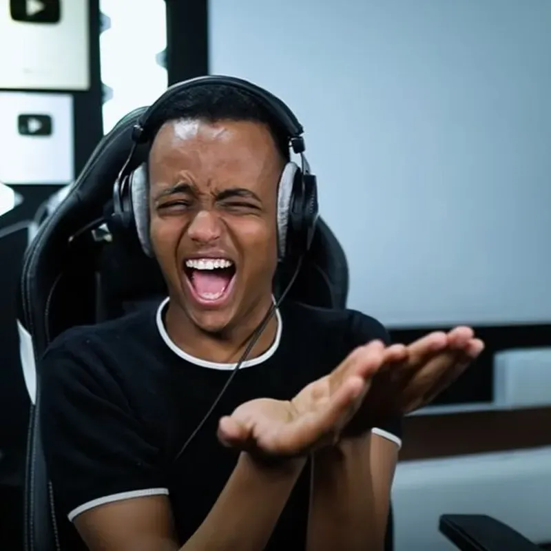 Meme anh da đen tóc ngắn là biểu tượng độc lạ trong làng meme.