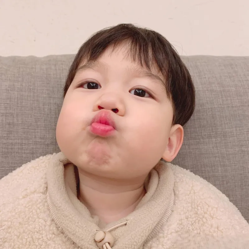 Meme em bé giận cực đáng yêu, thêm chút hờn dỗi hài hước