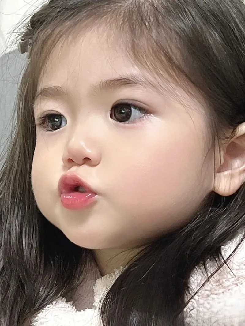Bộ ảnh meme em bé siêu cute dành riêng cho người yêu hài hước