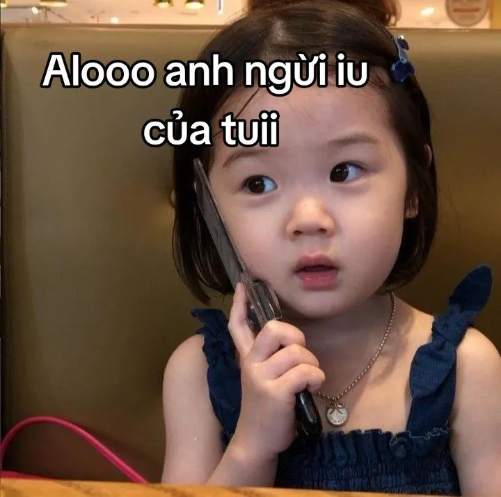 Meme em bé lườm với ánh mắt 