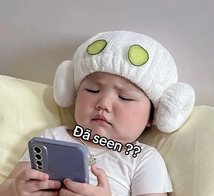 Em bé giơ tay meme là khoảnh khắc dễ thương và hài hước không thể bỏ qua.
