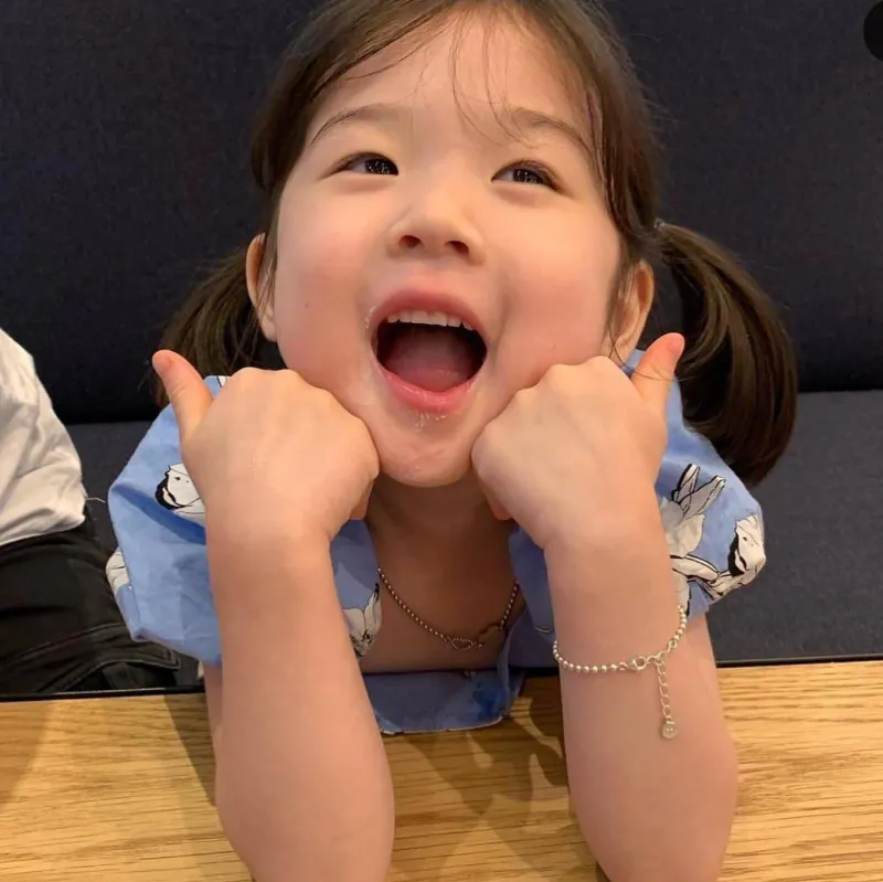 Meme em bé cute là biểu tượng của sự dễ thương và niềm vui bất tận.