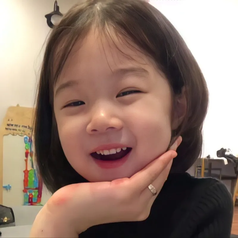 Biểu cảm ngộ nghĩnh của meme ảnh em bé cute sẽ làm bạn bật cười mãi không thôi.