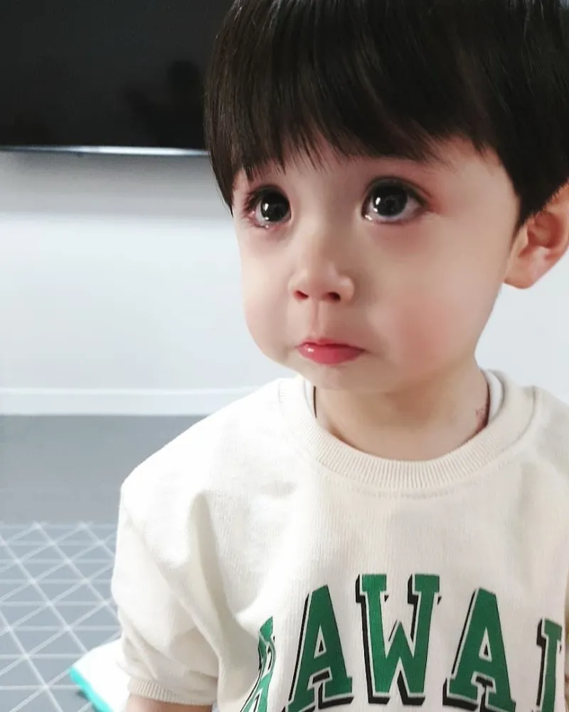 Sự hài hước được tăng gấp đôi với meme ảnh em bé cute có chữ đáng yêu.