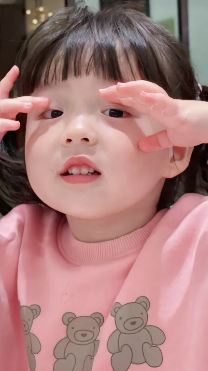 Em bé meme dễ thương luôn là nguồn cảm hứng vô tận cho những ai yêu thích cái đẹp.