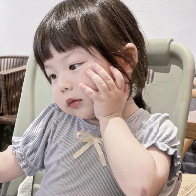 Meme dễ thương em bé mang đến tiếng cười nhẹ nhàng và cảm giác thoải mái.