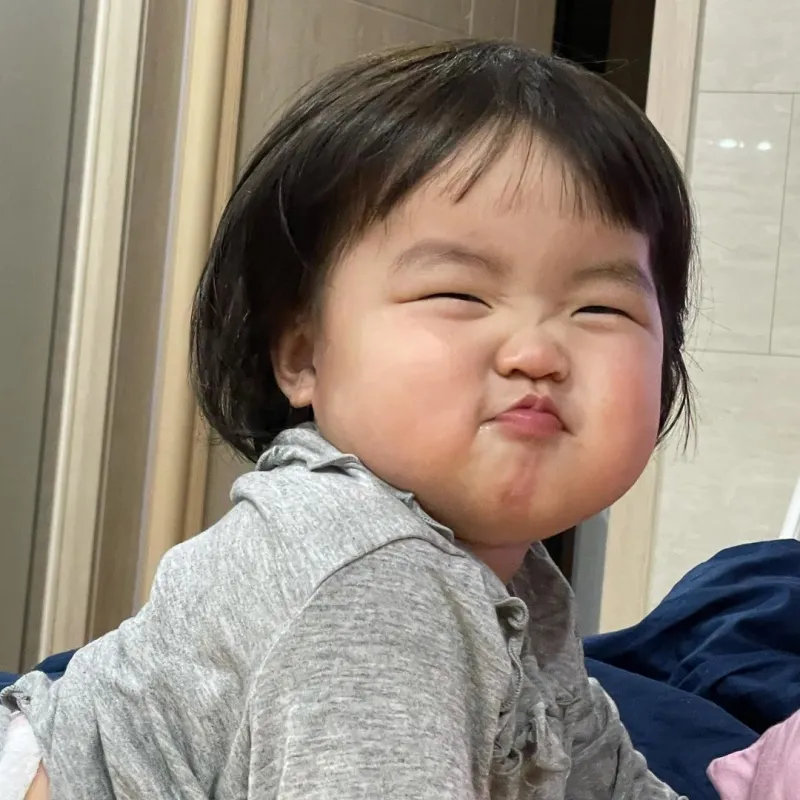 Ảnh meme em bé dễ thương giúp lan tỏa sự hài hước và niềm vui.