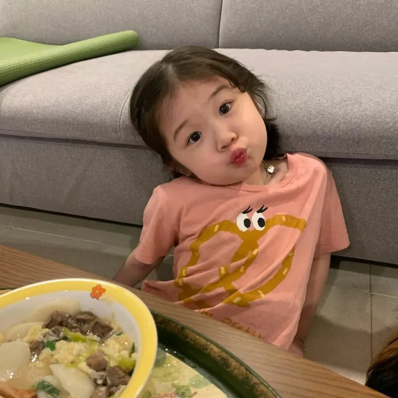 Tình yêu meme em bé có chữ thể hiện cảm xúc dễ thương và hồn nhiên.