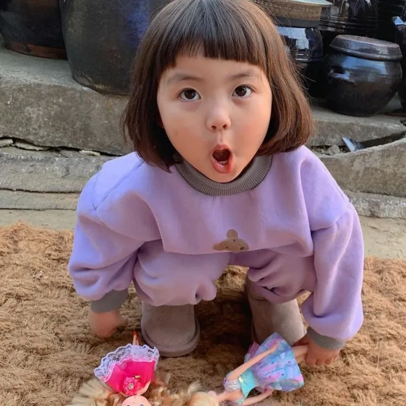 Meme em bé hàn quốc có chữ thêm phần hài hước với biểu cảm lầy lội.