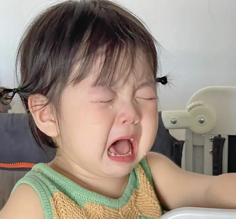 Meme em bé buồn thể hiện nét đáng yêu trong những khoảnh khắc cảm xúc.
