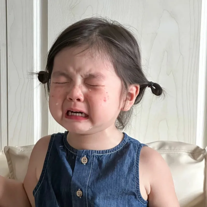 Meme em bé buồn ngủ làm tan chảy trái tim với biểu cảm ngáp ngắn ngáp dài.