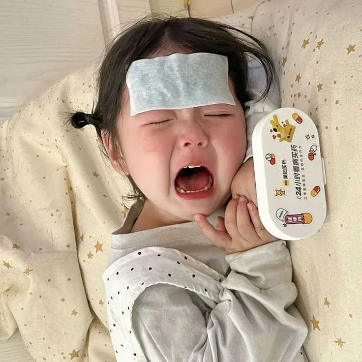 Meme em bé giận với nét lém lỉnh khiến bạn không thể nhịn cười.