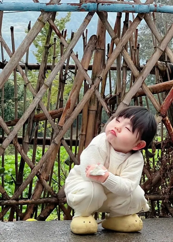 Meme em bé bụng bự với biểu cảm hài hước làm ai cũng không nhịn được cười.
