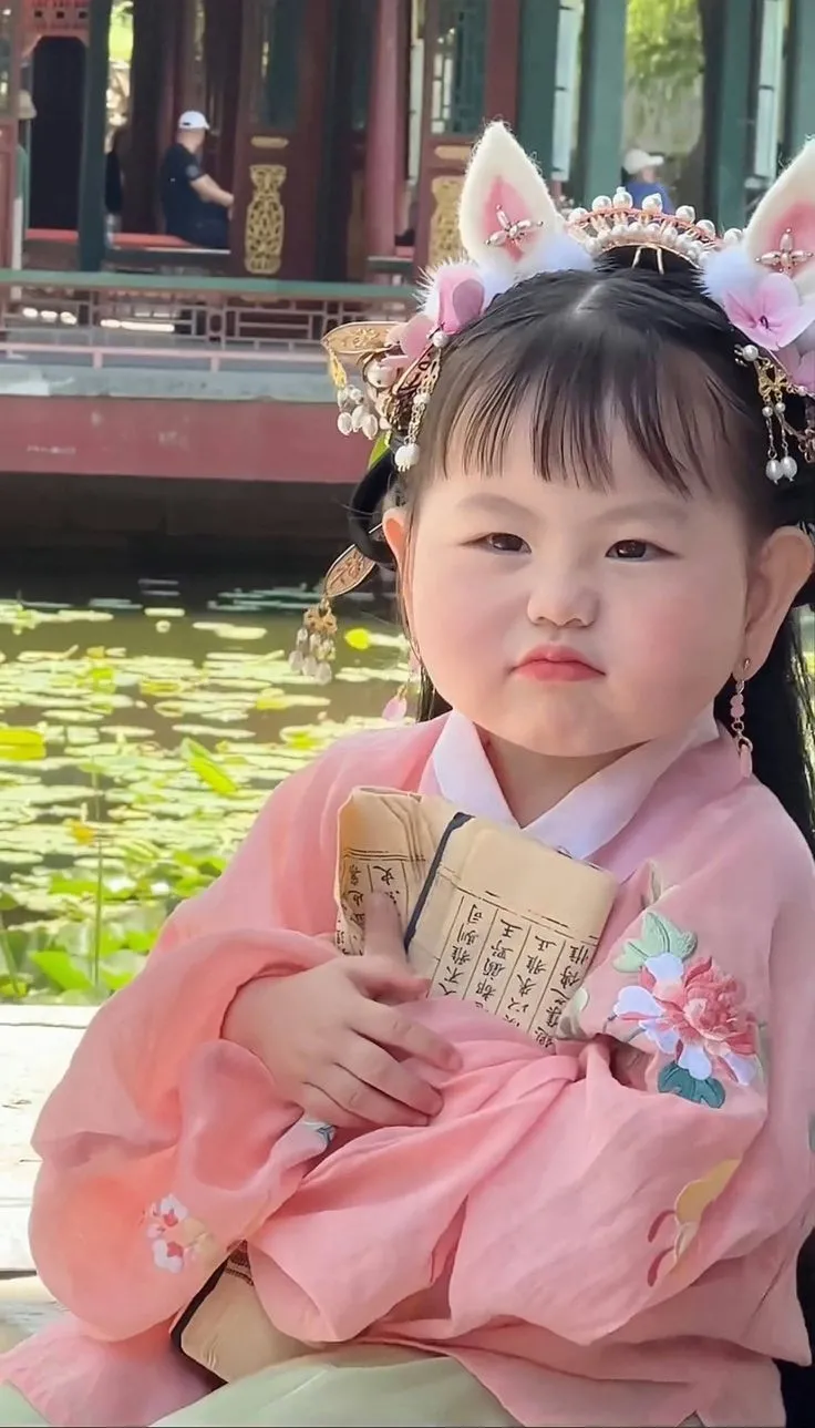 Meme em bé giơ ngón giữa với biểu cảm bá đạo sẽ khiến bạn cười không ngừng.