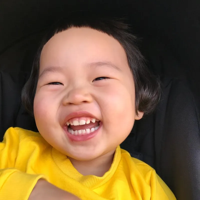 Cười trong lòng nhưng không thể hiện ra ngoài.