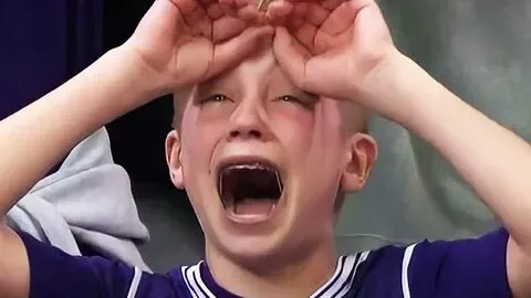 Mèo meme khóc với biểu cảm siêu dễ thương sẽ làm trái tim bạn tan chảy