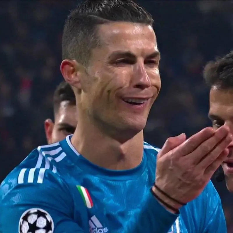 Meme Ronaldo khóc là tâm điểm của những trận cười không hồi kết.