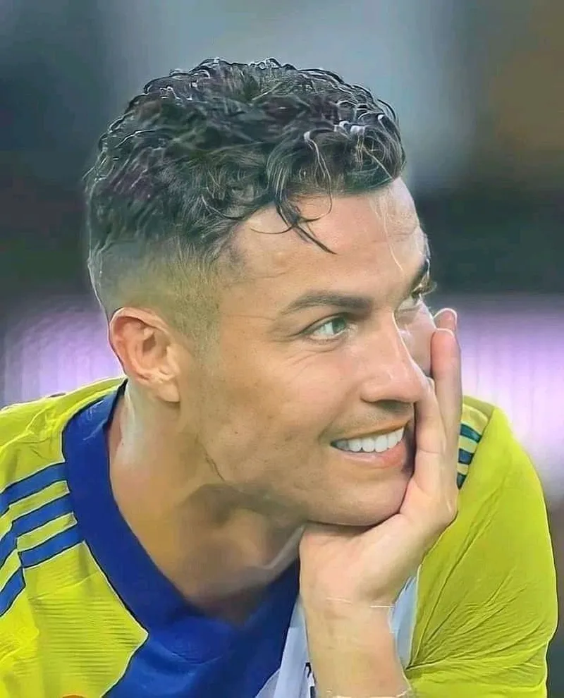 Ảnh chế Ronaldo uống nước – khoảnh khắc gây bão cộng đồng mạng.