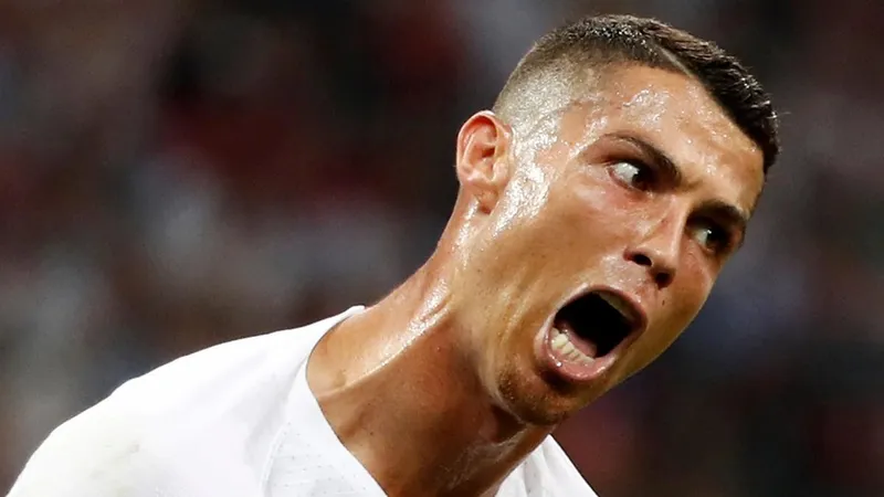 Hình ảnh Ronaldo uống nước gây sốt mạng xã hội với loạt meme hài hước.