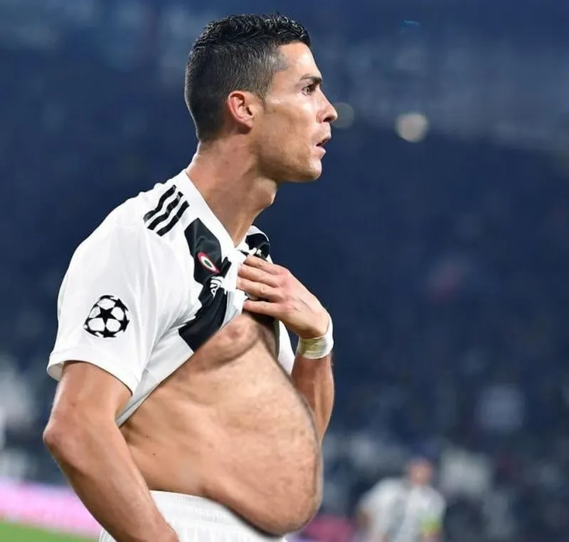 Fan thích thú với những meme hài hước giữa Messi và Ronaldo.