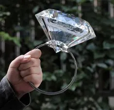 Biểu cảm ngộ nghĩnh trong meme ảnh mèo tặng nhẫn làm ai cũng phải bật cười
