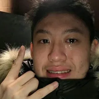 Meme nằm khóc Trung Quốc kết hợp biểu cảm buồn cười và đáng yêu