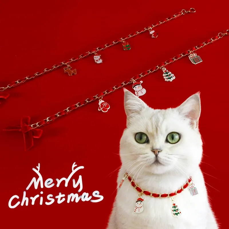 Mèo Noel meme với chiếc mũ đỏ, làm cho không khí Giáng Sinh thêm phần vui nhộn.
