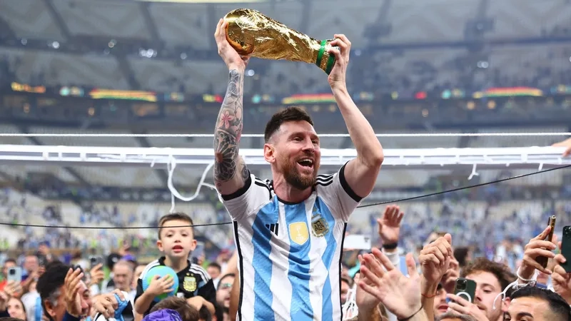 Cuộc tranh tài giữa hai huyền thoại bóng đá Messi và Ronaldo trong meme.