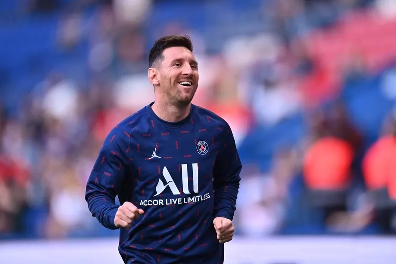 Cặp đôi Messi và Ronaldo trong meme luôn khiến fan bóng đá phải cười.