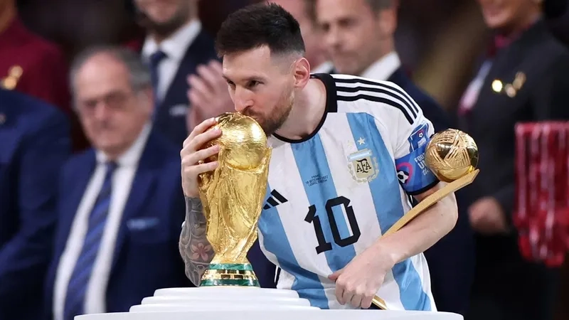 Meme vui nhộn về Messi và Ronaldo luôn thu hút fan bóng đá.