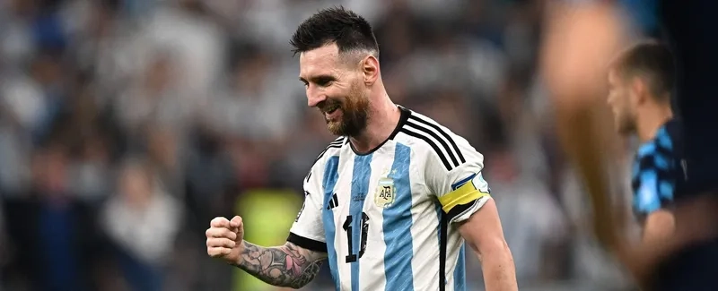 Meme Messi và trọng tài luôn gây sốt trên các nền tảng mạng xã hội.