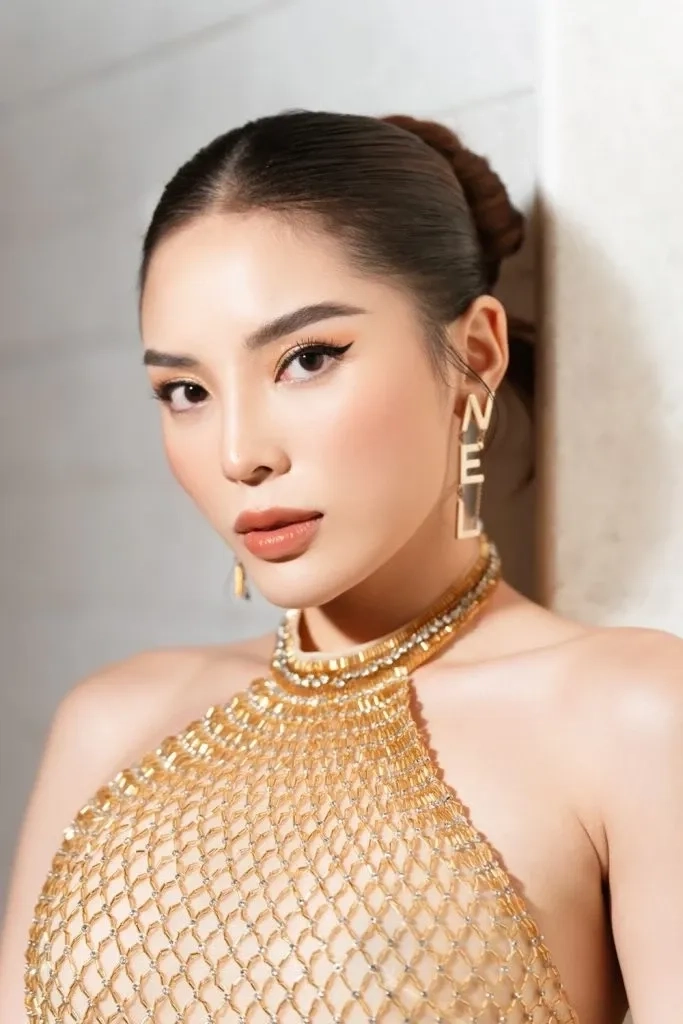 Nguyễn Cao Kỳ Duyên thi Hoa hậu với tài năng và sự tự tin