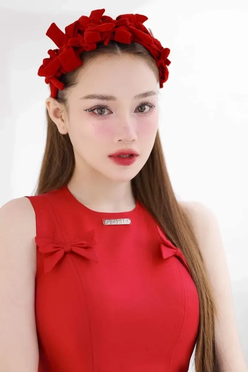 Nhã Phương bikini thu hút sự chú ý với vẻ đẹp tự nhiên và rạng rỡ