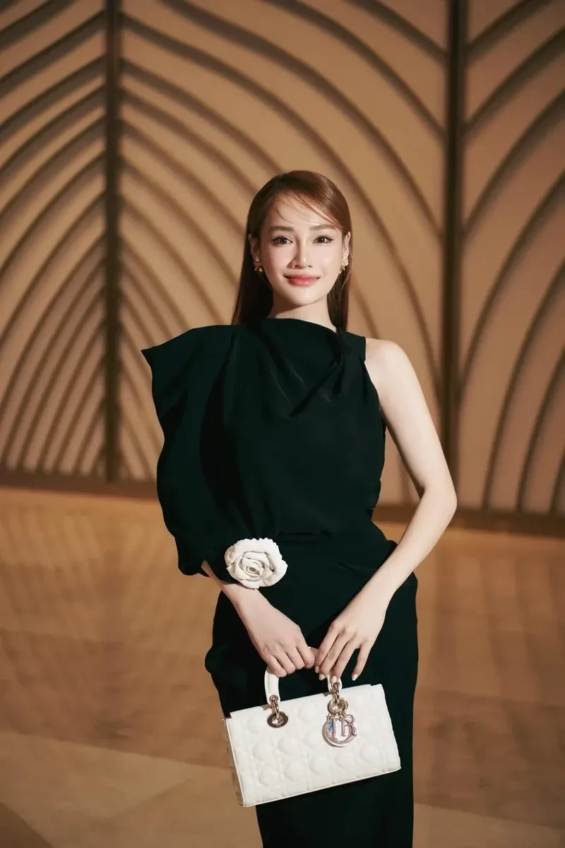 Ảnh Nhã Phương nổi bật với nét đẹp tự nhiên và rạng rỡ