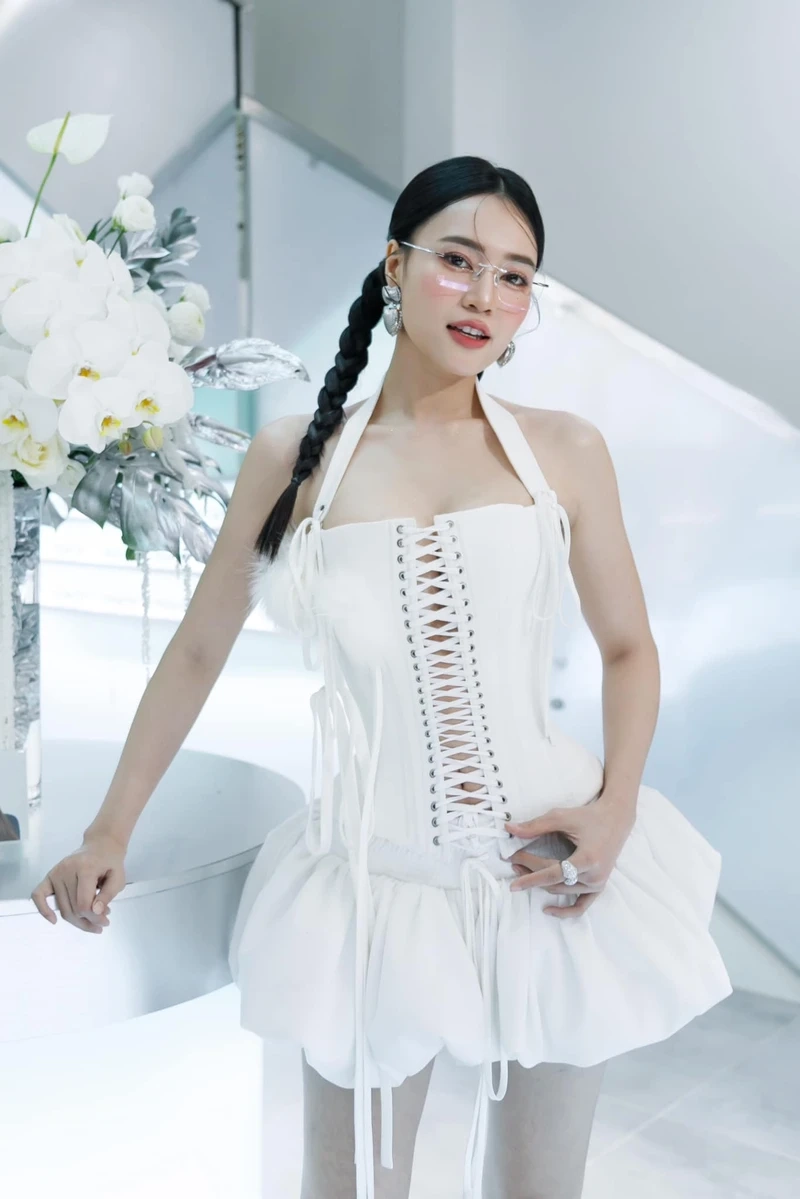 Lan Ngọc diện bikini với phong thái đầy tự nhiên và cuốn hút