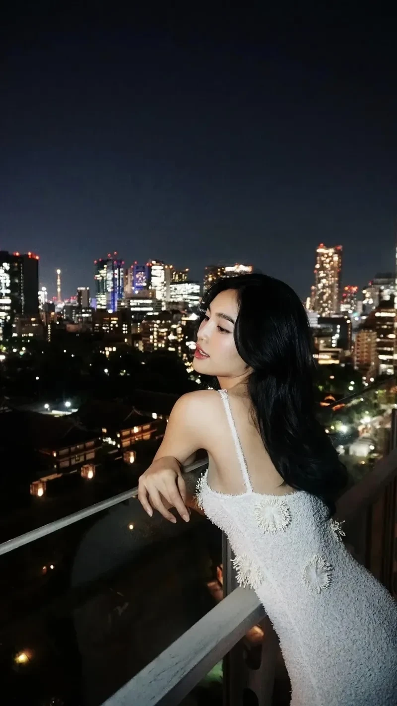 Ninh Duong Lan Ngoc livestream với phong thái tự nhiên và cuốn hút